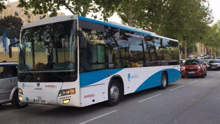 Un autobús del transporte público urbano presta servicio en la zona de Las Albarizas.