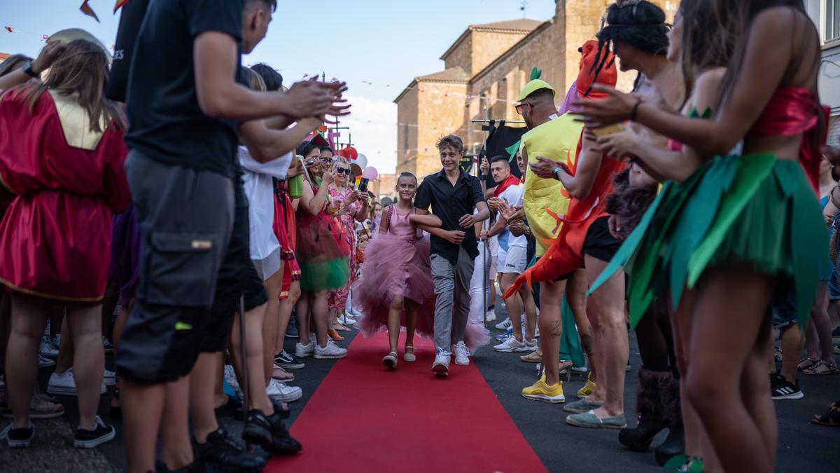 Entrada de Yanira en la alfombra roja.