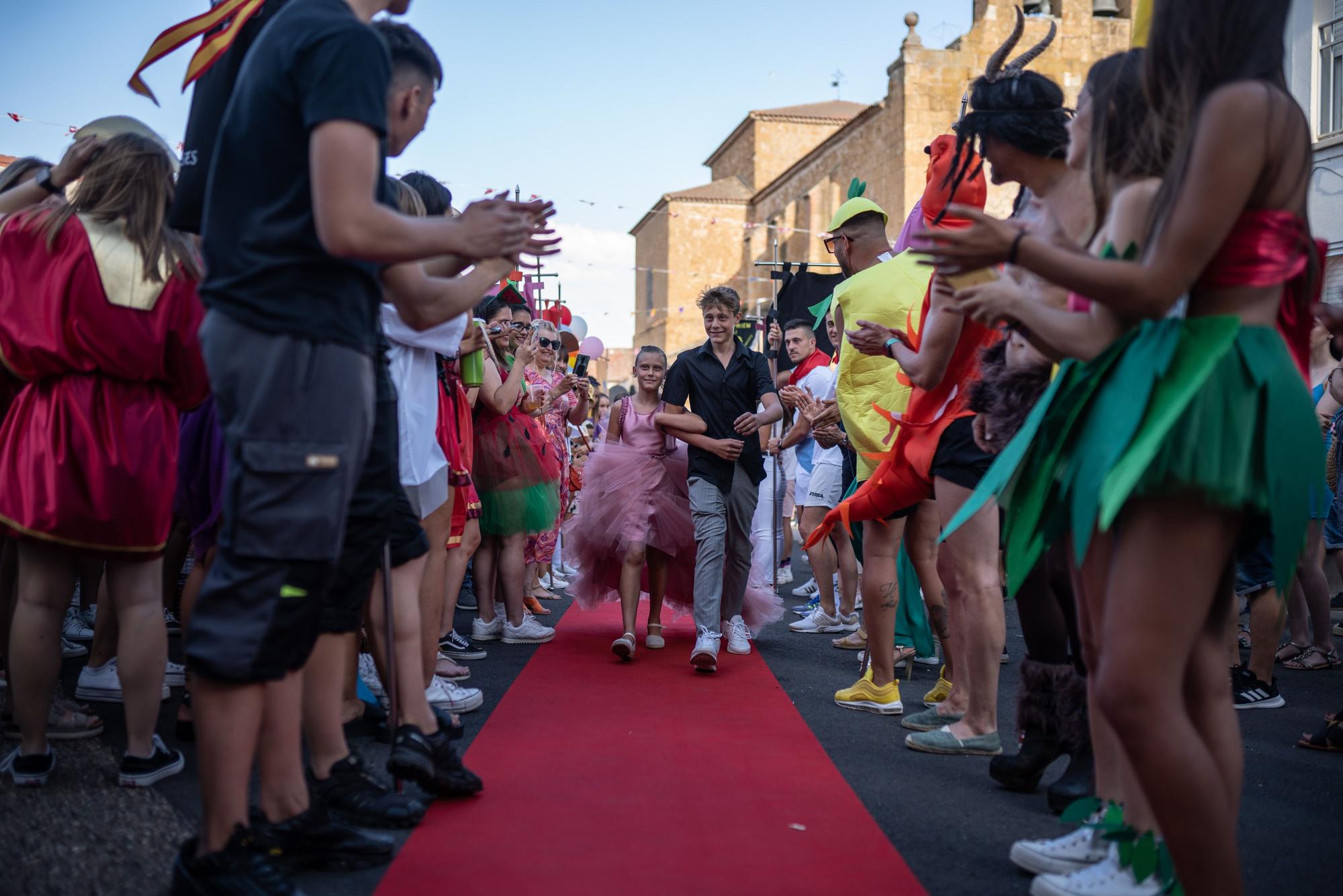 GALERIA | Coreses abre sus fiestas con las reinas y las carrozas