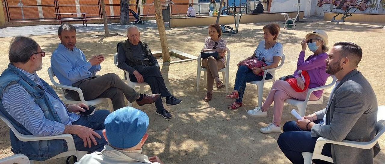 Los ediles Bellido y Mas, reunidos con vecinos de Benalúa sobre el solar que acogió el antiguo colegio del barrio, hoy convertido en espacio social