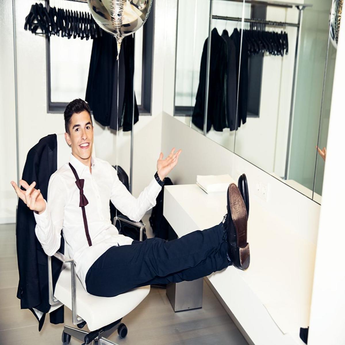El joven piloto catalán, con traje y camisa Boss Hugo Boss, pajarita Antony Morato y zapatos Bow Tie