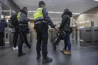 Patinetes en el transporte el primer día de prohibición: "Hoy no te multamos pero no puedes traerlo"