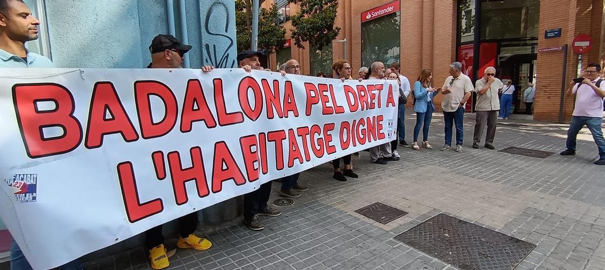 Protesta por el derecho a una vivienda digna a las puertas del Centre Cultural El Carme de Badalona, donde tenía lugar la reunión de la misión de eurodiputados con el alcalde Albiol