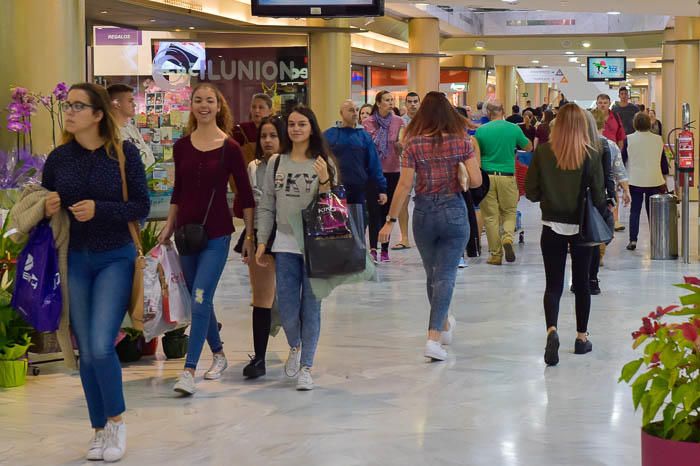 Inicio de las rebajas en el centro comercial Las ...