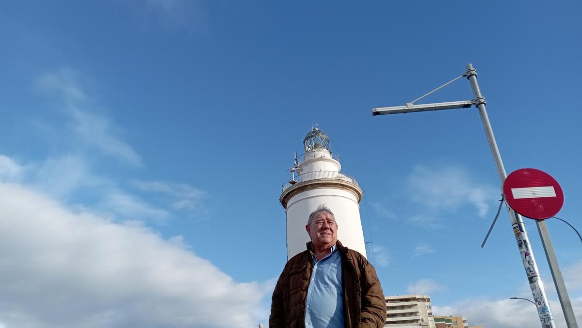 Juan Antonio Triviño, delante de la Farola, que dejaría de funcionar si se construye la Torre del Puerto, denuncia la plataforma ciudadana.