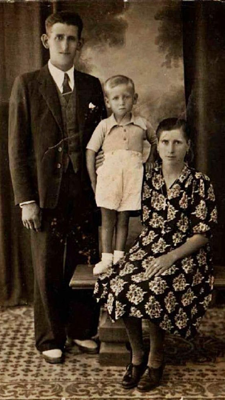 A la izquierda, los gallegos Manuel Barros y Erundina Barco con su hijo en junio de 1947.