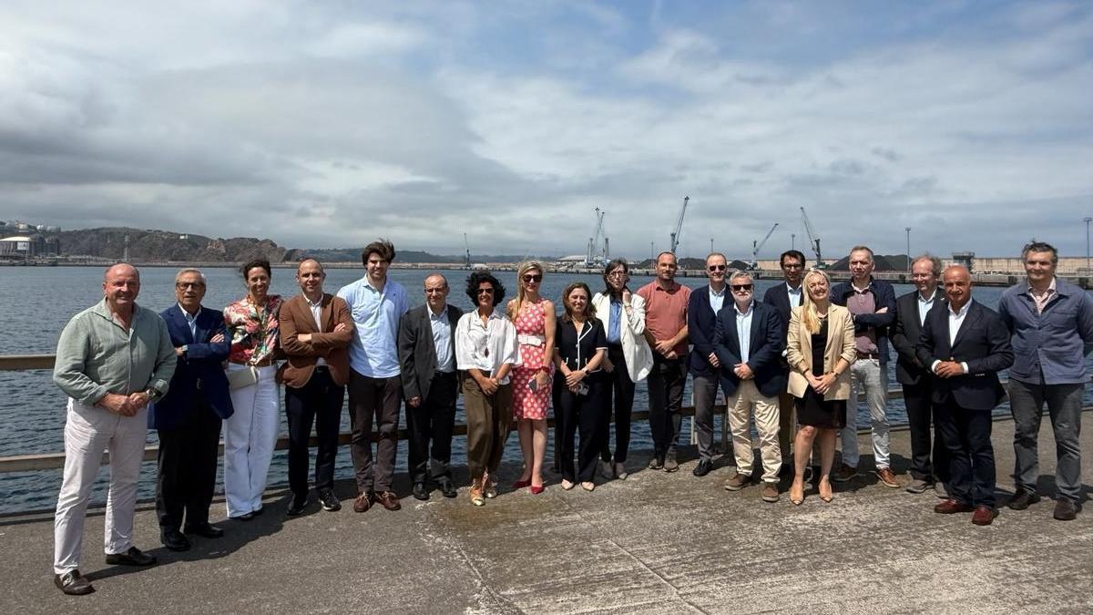Los miembros del cosejo de FADE en el puerto de Gijón