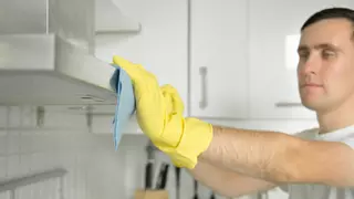 El jabón de toda la vida más vendido para limpiar la campana de la cocina y el horno en pocos minutos
