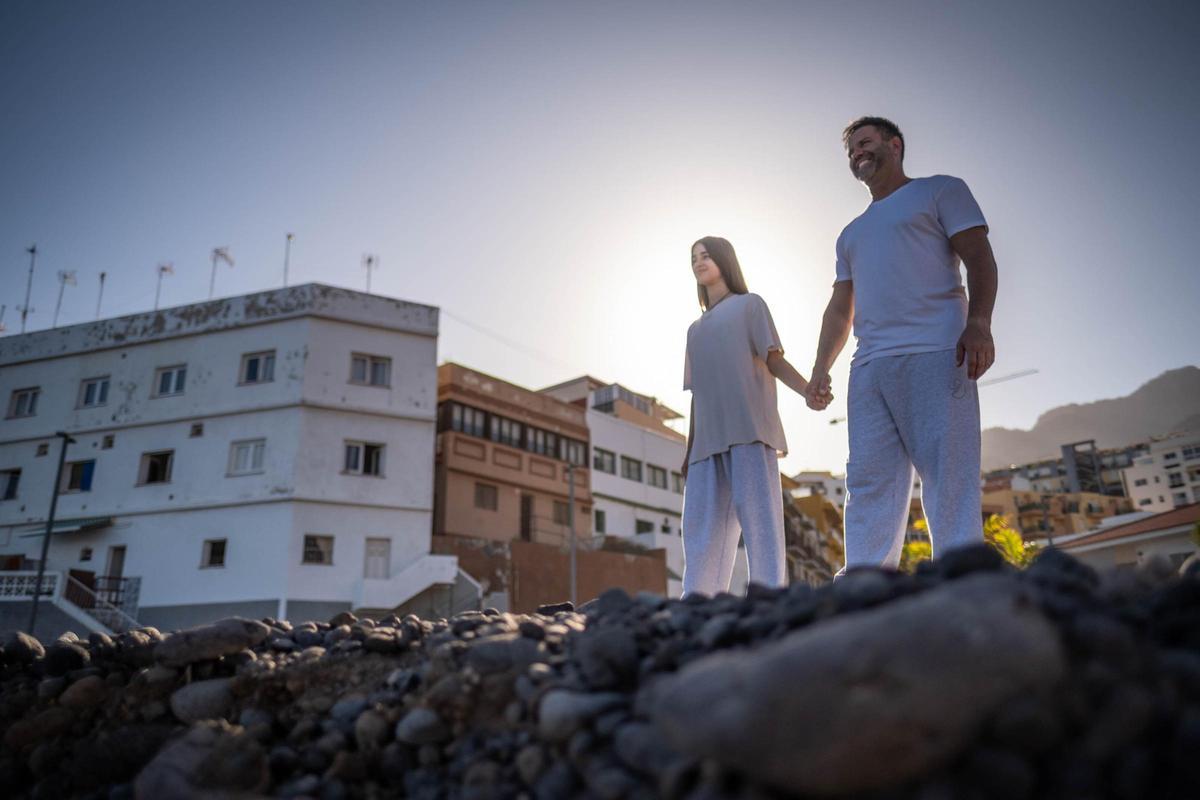 José Luis Conde and his daughter Leire González, on the Cho Vito promenade, in Candelaria.