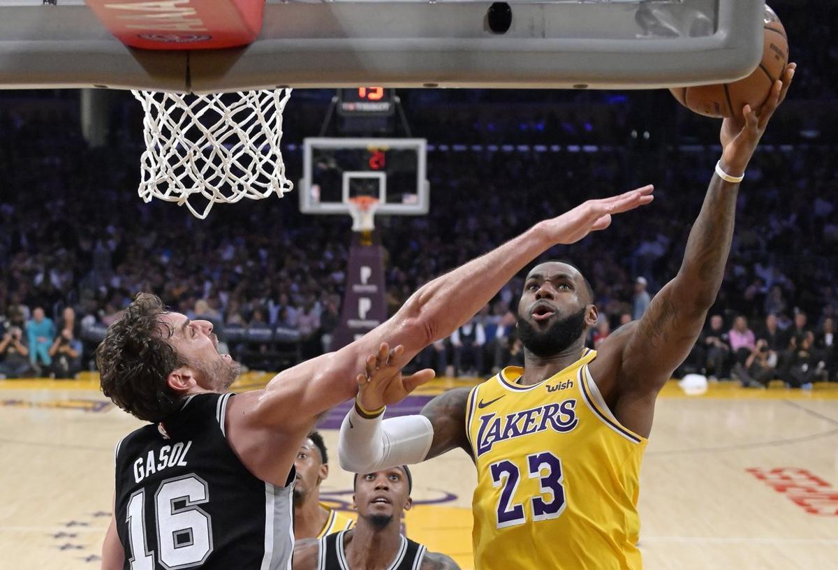 Los Angeles Lakers forward LeBron James, right, shoots as San Antonio Spurs center Pau Gasol, of Spain, defends during the second half of an NBA basketball game Monday, Oct. 22, 2018, in Los Angeles. The Spurs won 143-142. (AP Photo/Mark J. Terrill)