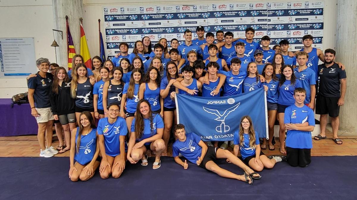 Foto de familia de los nadadores del Club Natació Palma.