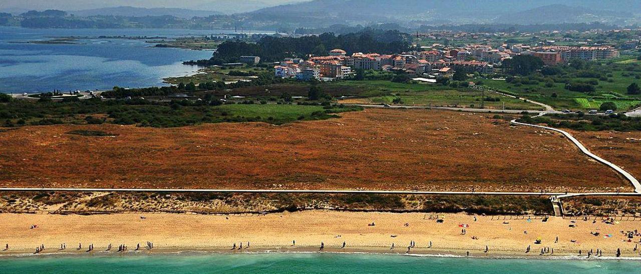 Imagen de archivo del istmo grovense y la playa de A Lanzada, con Sanxenxo al fondo.