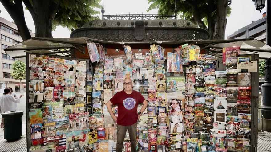 El kiosquero de la plaza de América de Oviedo baja la persiana tras 42 años
