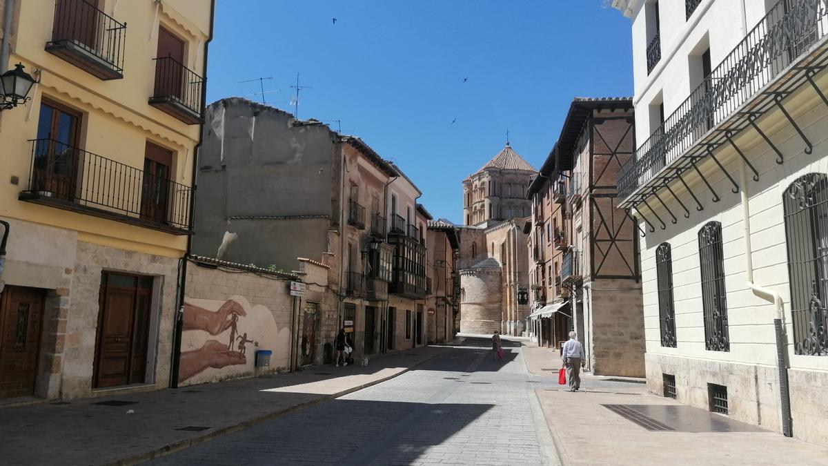 Vecinos pasean por una de las calles del casco histórico de Toro