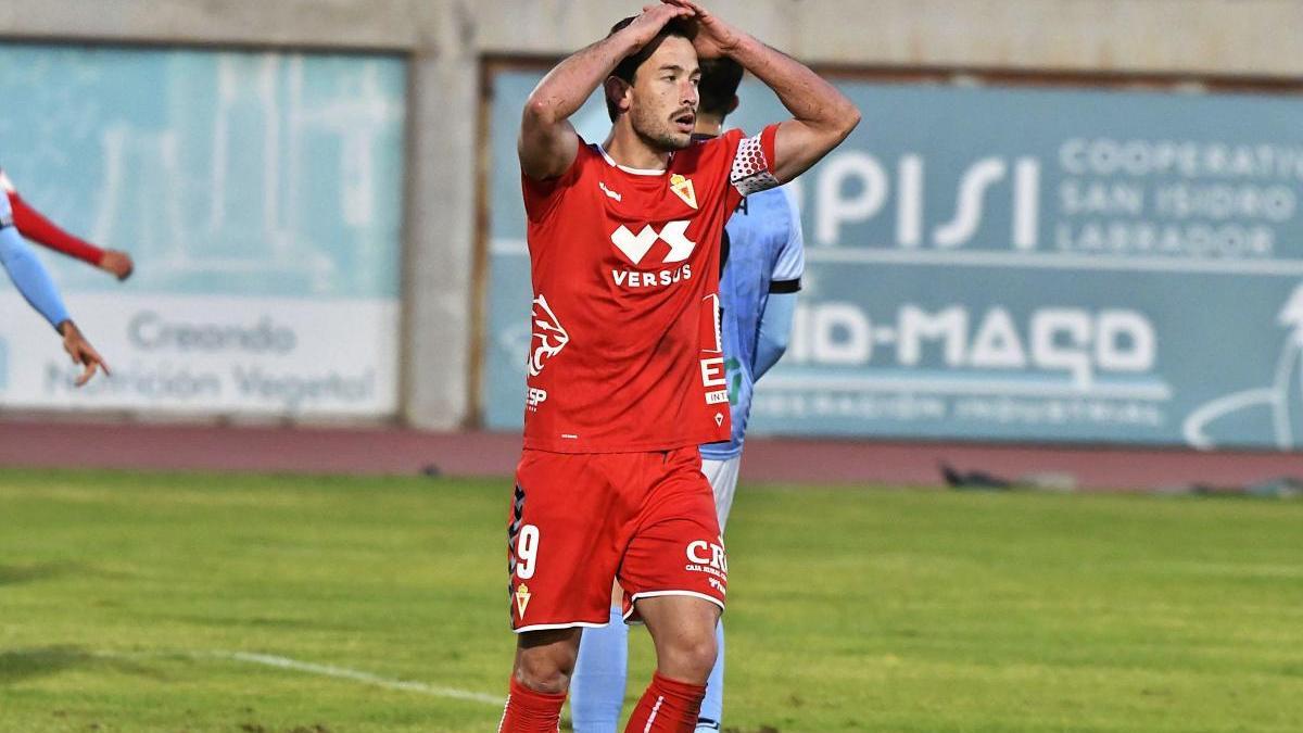 Iván Pérez, vigilado por Juanje en una acción del partido.