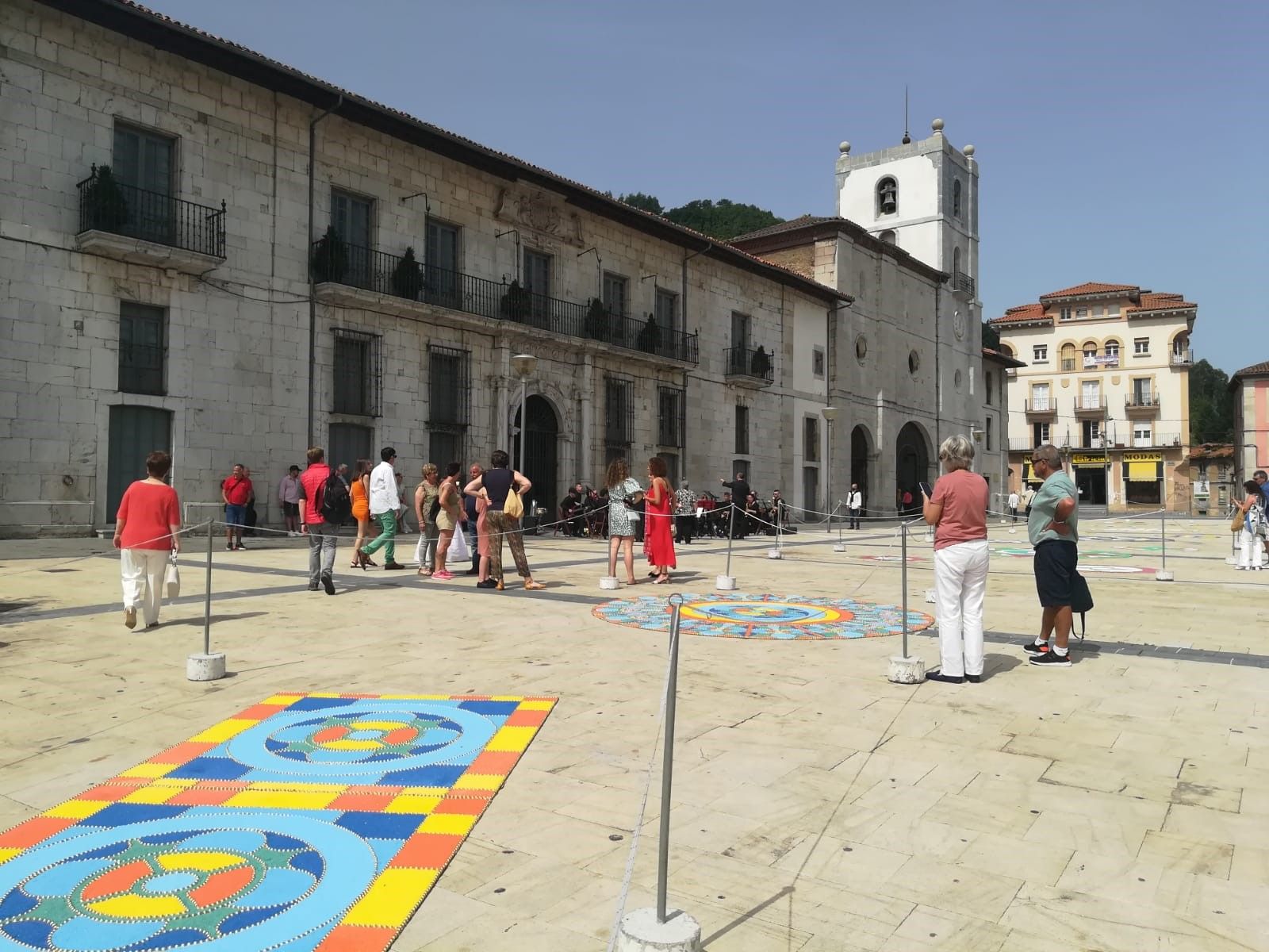 Pravia disfruta el Corpus y se llena de color con las alfombras ornamentales