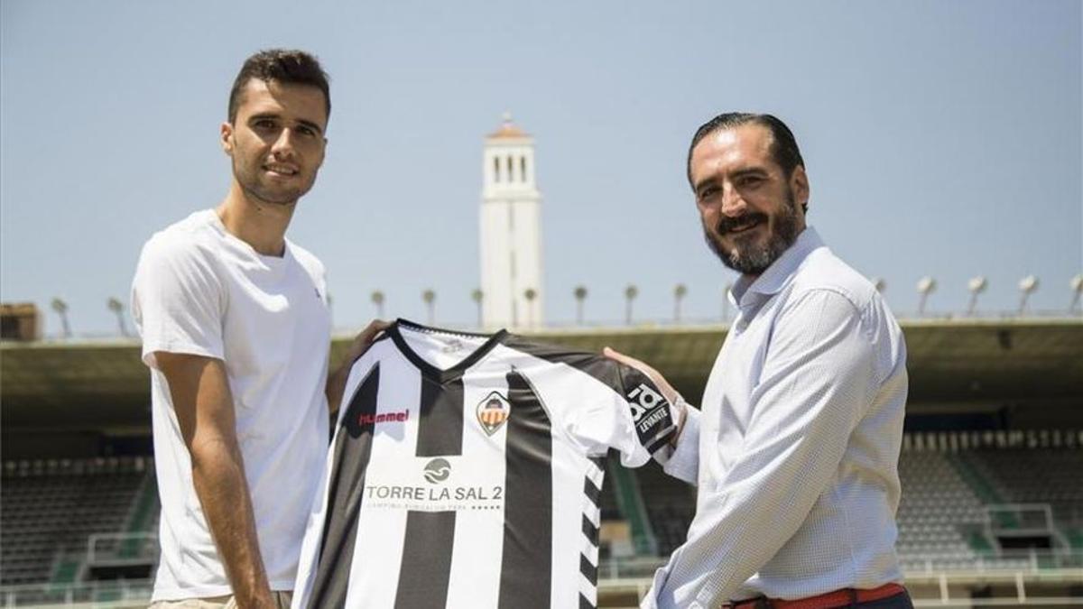 David Cubillas y Vicente Montesinos, en una imagen de 2017 cuando el delantero firmó por el club albinegro.