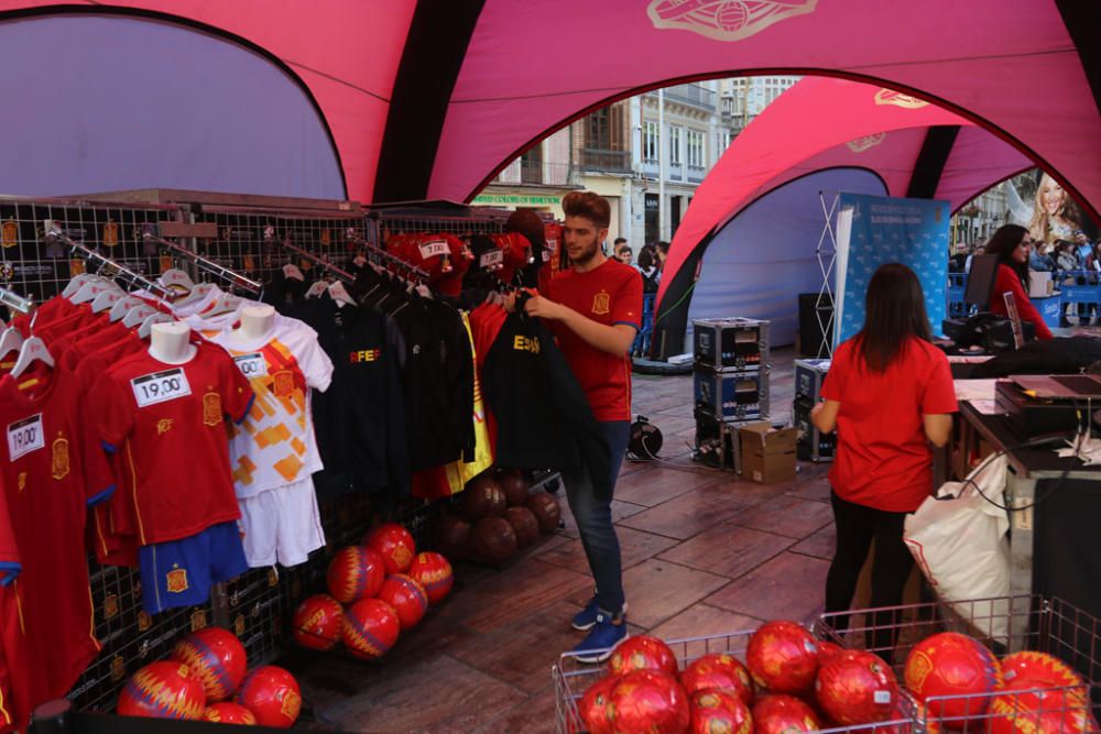 Cientos de aficionados hacen cola durante todo el jueves para fotografiarse con los trofeos de La Roja