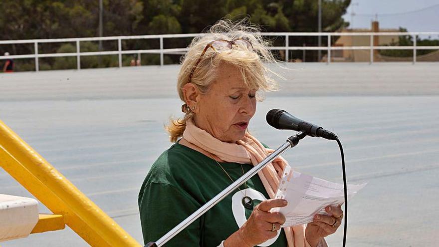 María Serra, de Amics de la Terra, lee el manifiesto al finalizar la ‘performance’. 