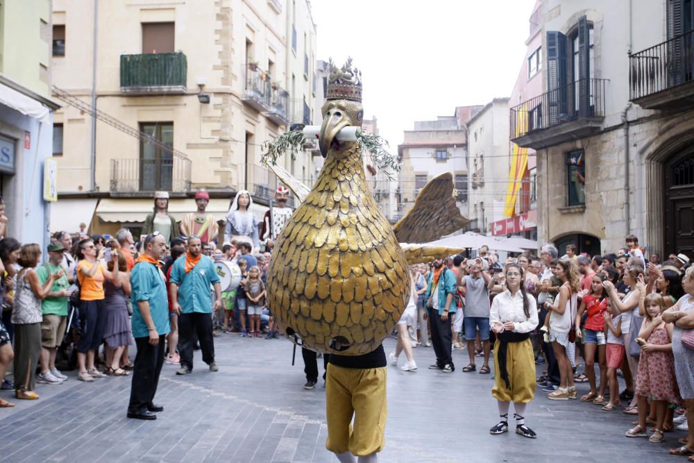 El ball de l'Àliga congrega desenes de persones a la festa de la Bisbal