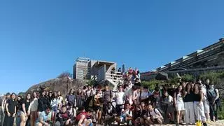 La playa de A Lanzada se transforma en un lienzo de arena para 750 jóvenes creadores gallegos