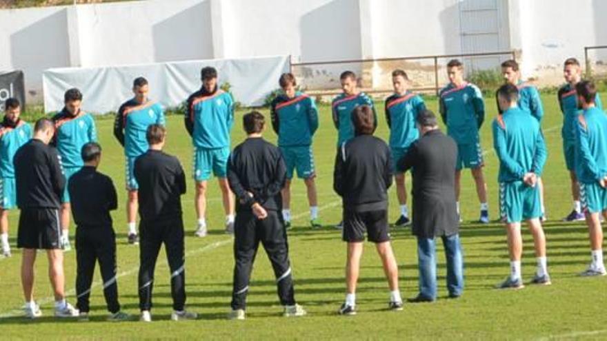 La plantilla guardó ayer un minuto de silencio en las instalaciones de Cobatillas en memoria de Jesús Samper.