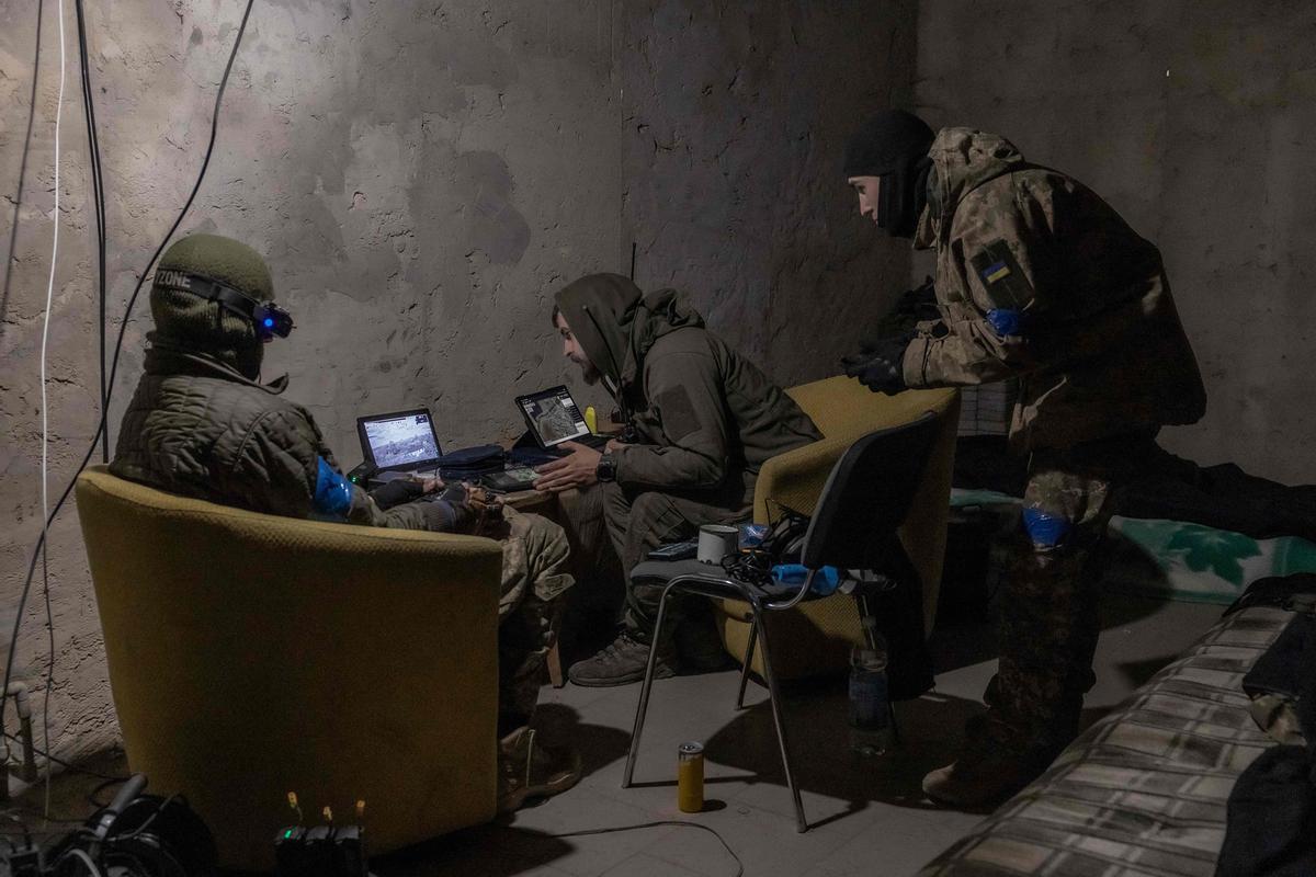 Militares ucranianos del Batallón Aquiles de la 92.ª Brigada de Asalto operan un dron suicida FPV que vuela hacia posiciones rusas en la región de Járkov el 16 de mayo de 2024, durante la invasión rusa de Ucrania