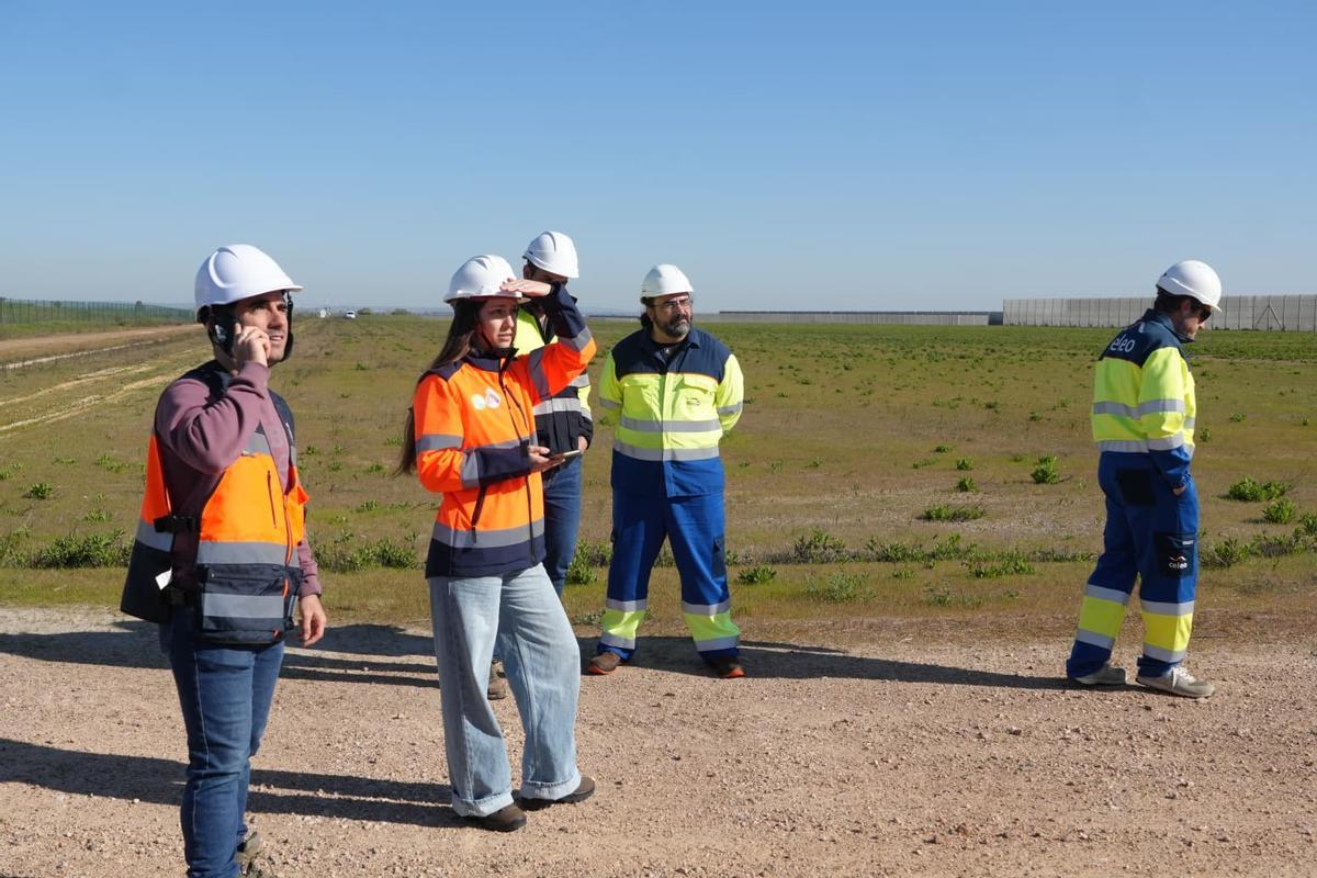Michael Ferrera, técnico de Protección Civil, en primer término hablando por teléfono móvil con el centro 112 Extremadura.