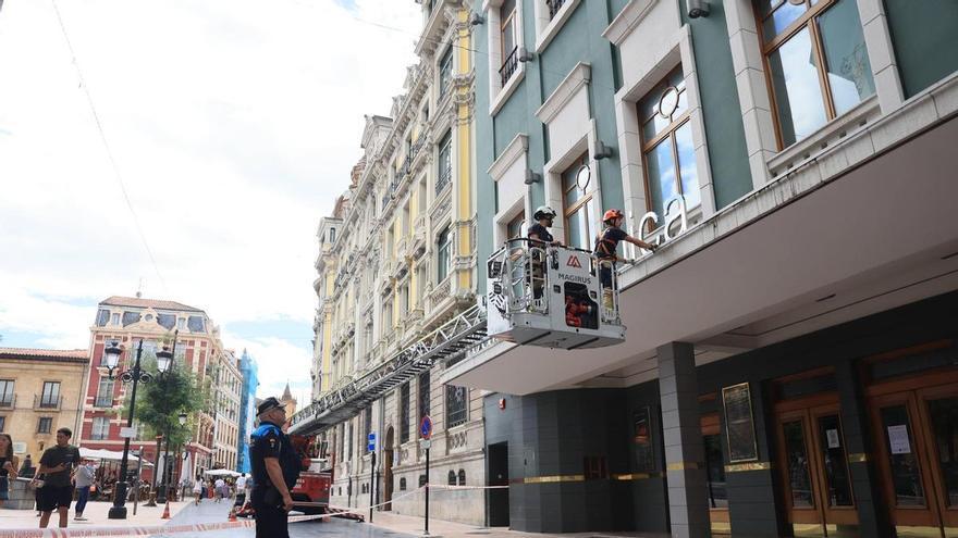El desprendimiento de uno de los elementos decorativos del Teatro Filarmónica obliga a actuar a la Policía Local y a los bomberos de Oviedo