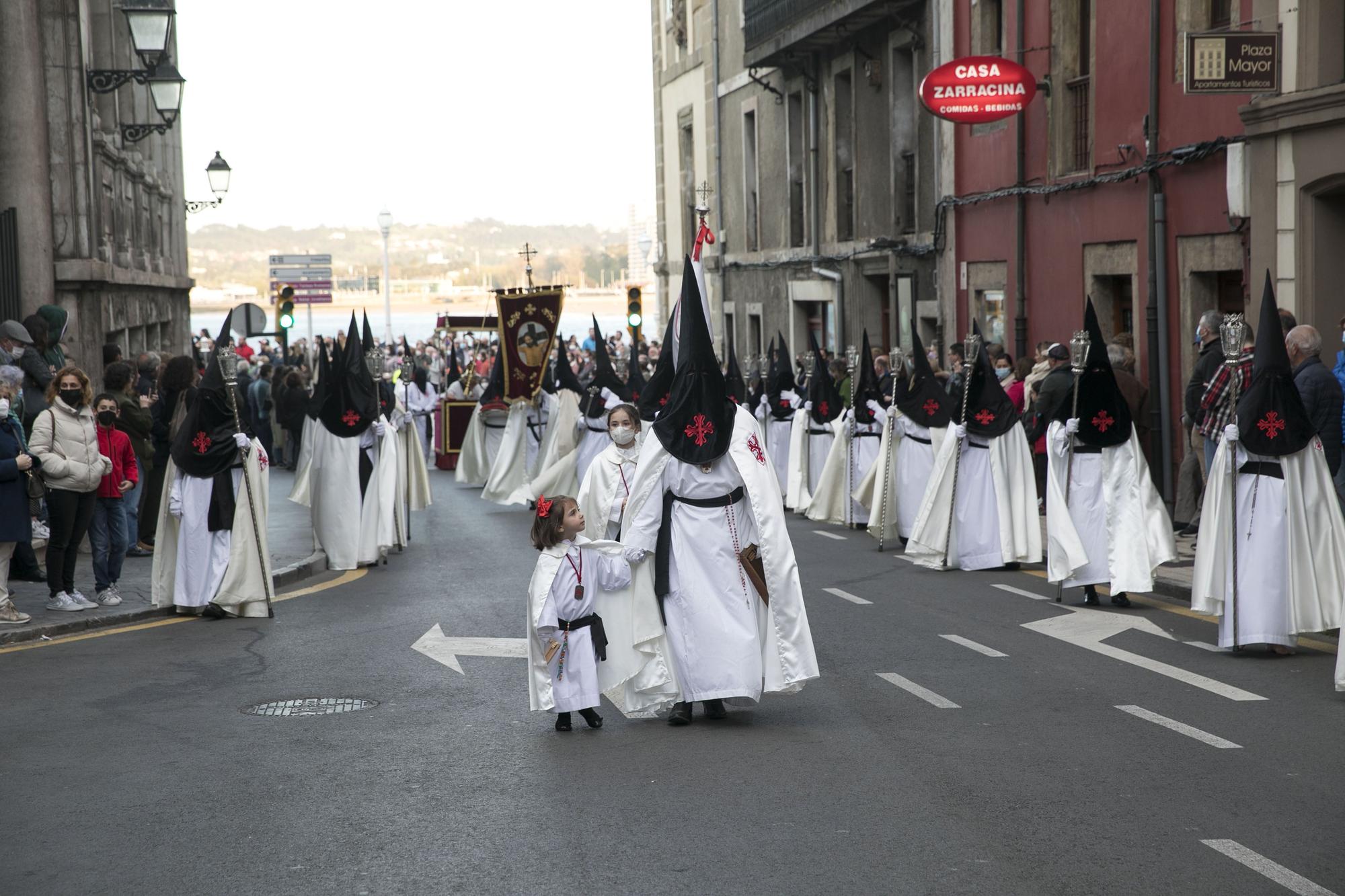 EN IMÁGENES: Gijón arropa al Cristo de los Mártires en su regreso a las calles