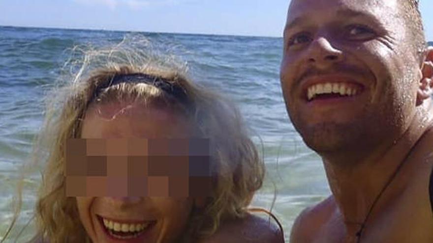 El fallecido el pasado miércoles en sa Pedrera y su pareja, en una foto colgada en las redes sociales.