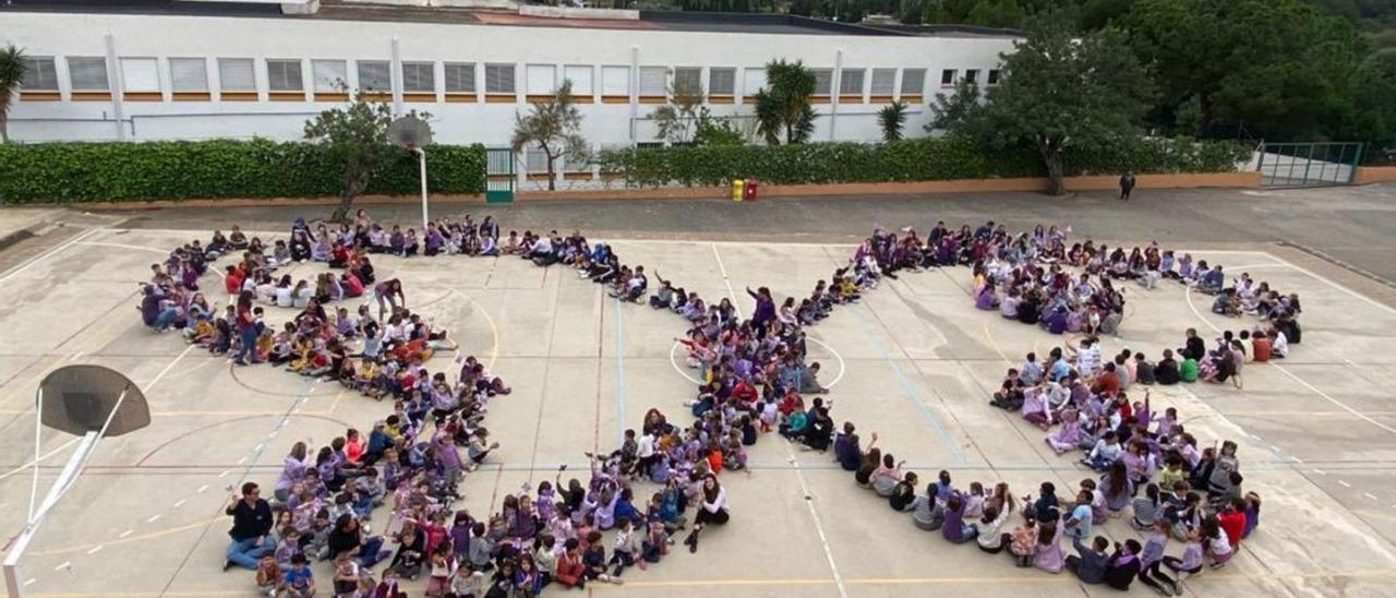 La enorme figura creada por alumnos y docentes en el patio.