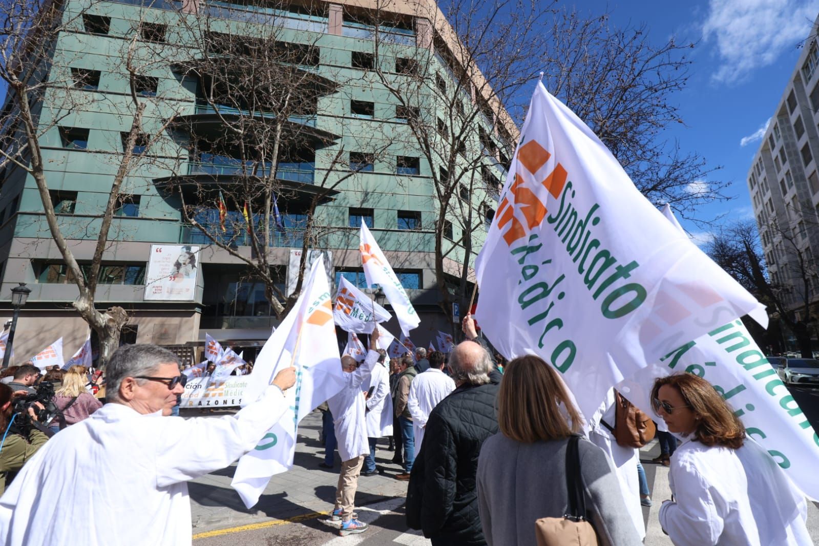 Los médicos valencianos salen a la calle a reclamar mejoras laborales