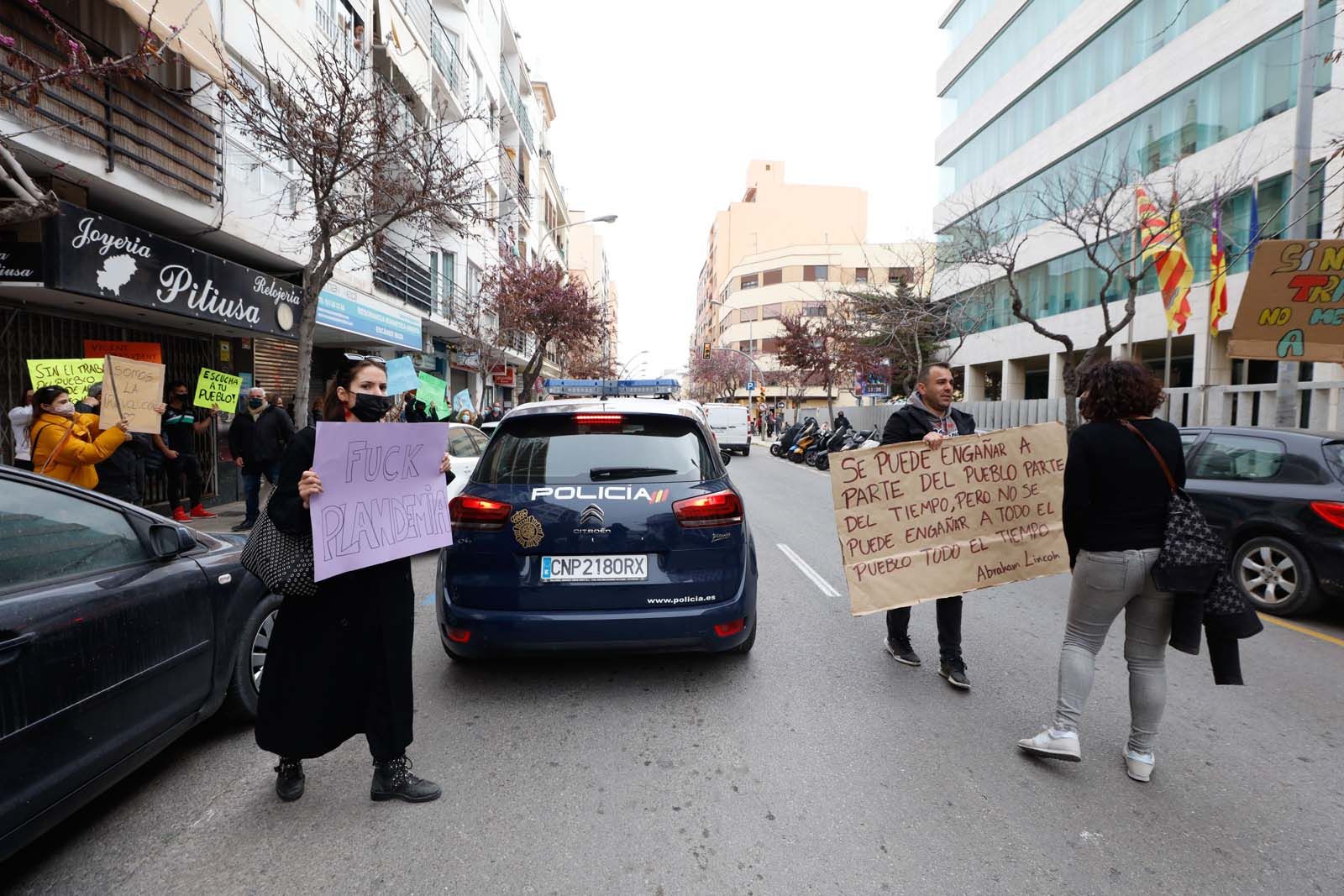 Protesta en Ibiza: "No me podéis cerrar el local y cobrarme el cien por cien de los impuestos"