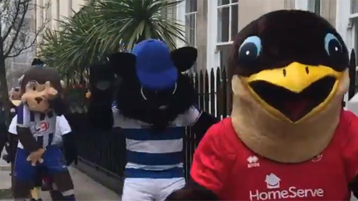 Las mascotas de los equipos de la Premier llevan a cabo su reunión más bizarra