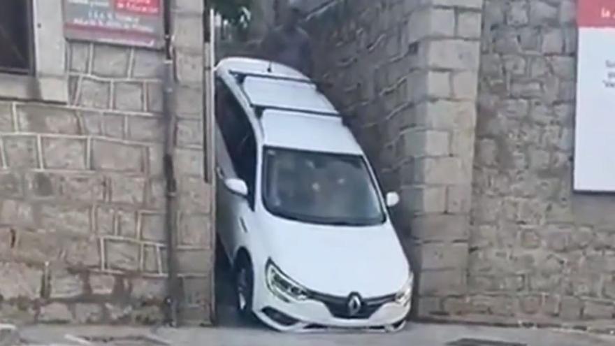 Vídeo: Un coche baja por las escaleras de un pueblo ante el estupor de los vecinos