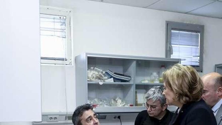 Ana González y Delia Losa, charlando con un trabajador del Centro Oceanográfico durante la visita de ayer.