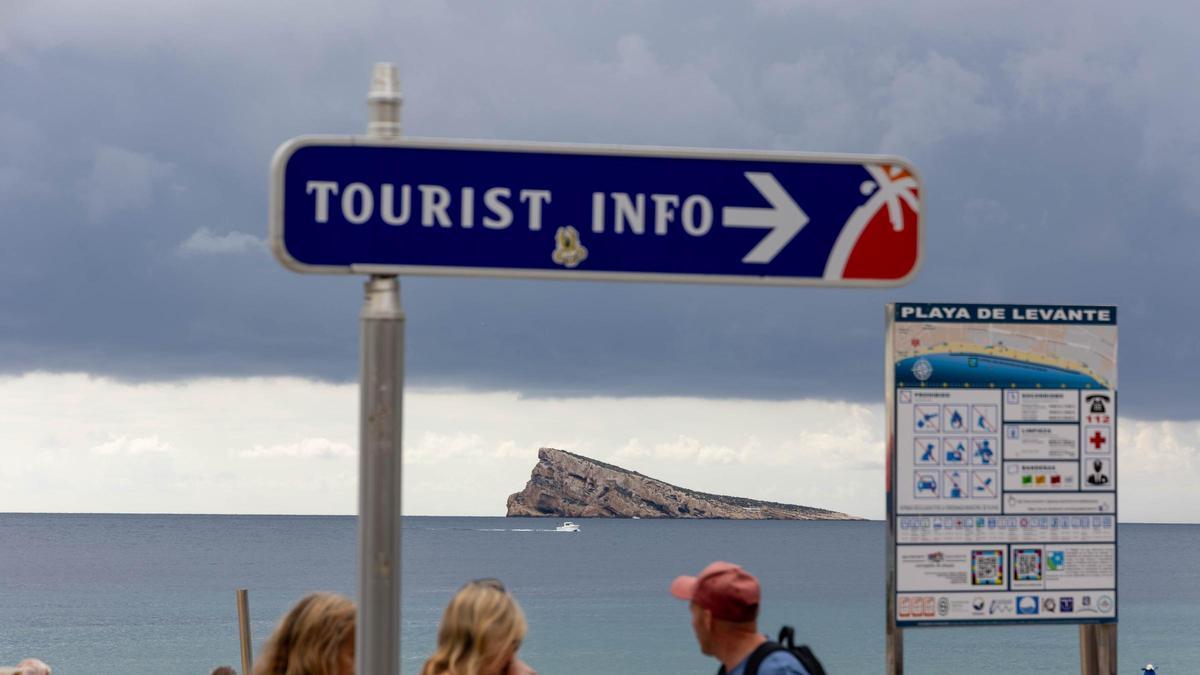 Turistas en la playa de Levante de Benidorm.
