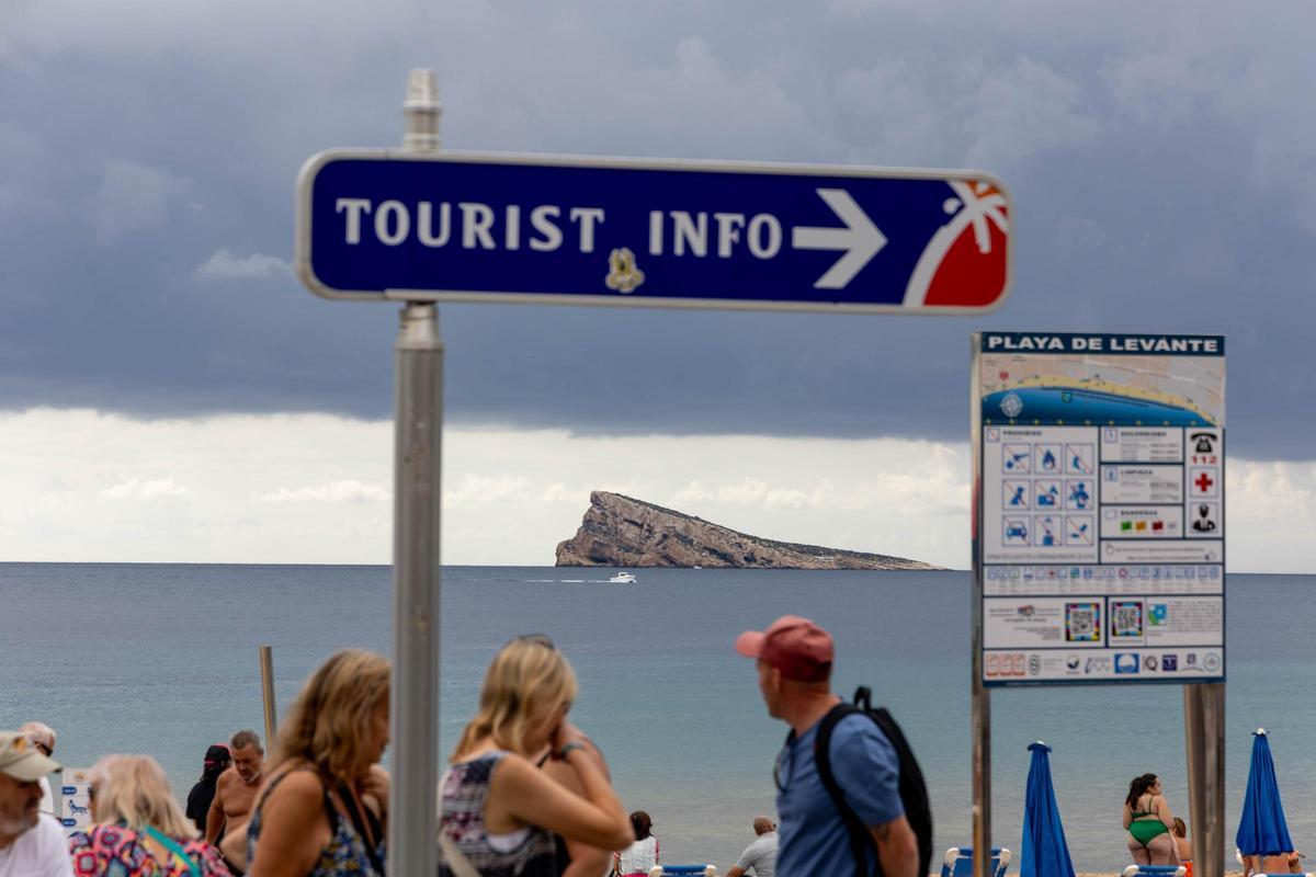 Turistas en la playa de Levante de Benidorm.