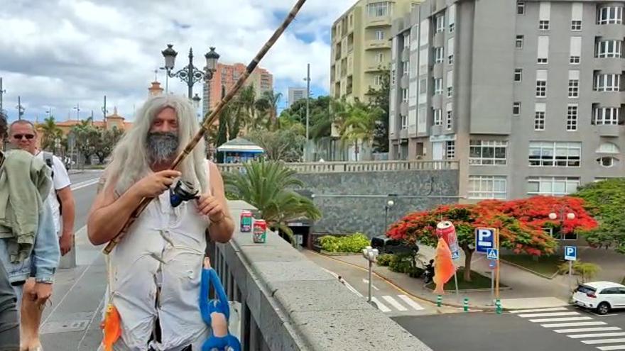 'Pesca' en el Barranco de Santos en pleno Carnaval con la ayuda de un 'guardia civil'