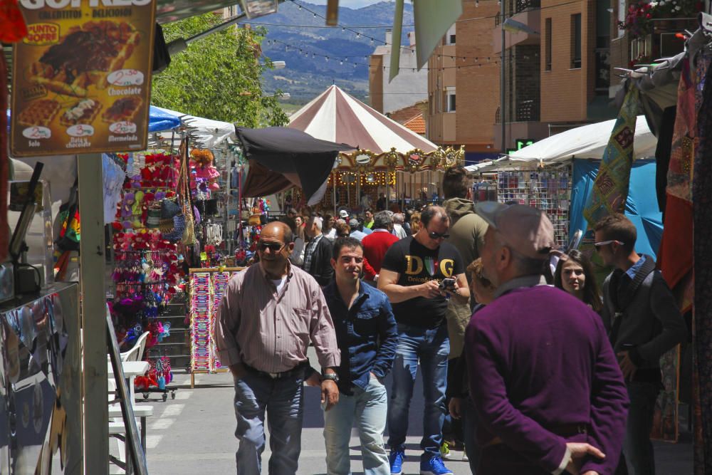 Numerosas personas visitan la Feria de San Isidro para conocer la oferta de los 300 expositores y disfrutar de los actos culturales