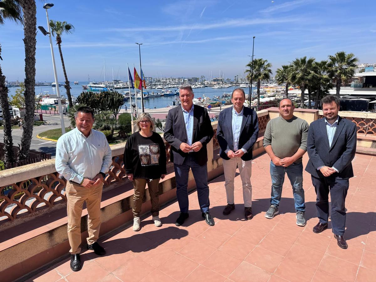 El conseller Martínez Mus con la alcaldesa de Santa Pola y la cofradía de Pescadores