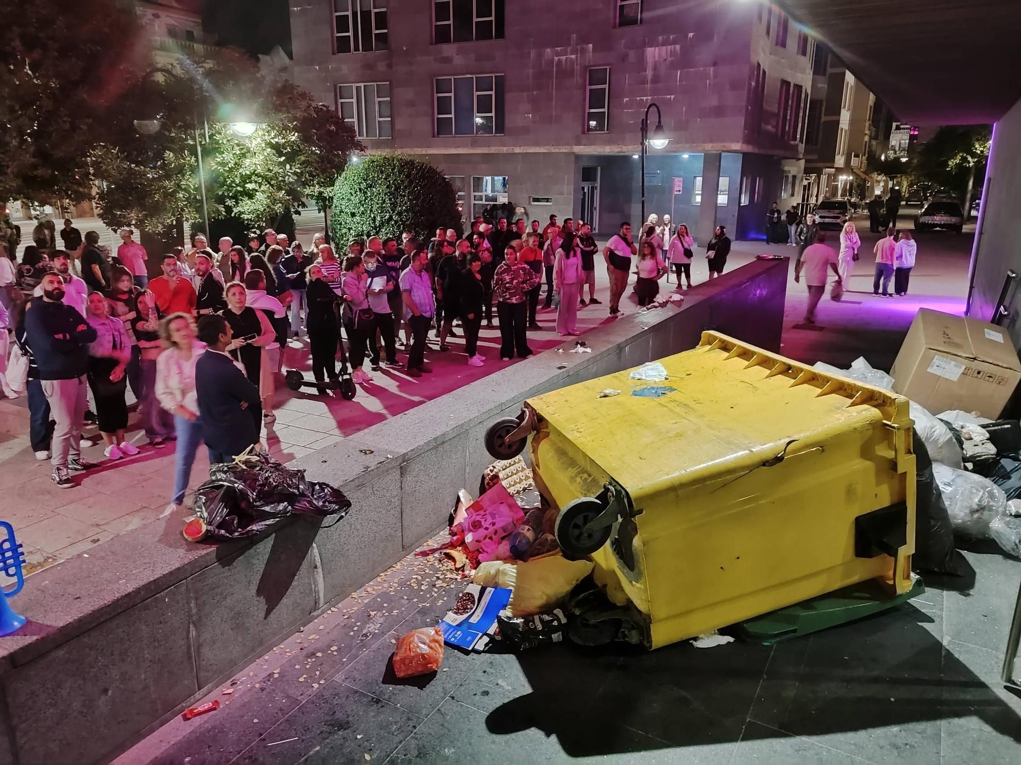 Multidudinaria protesta contra la subida de la basura en Cangas