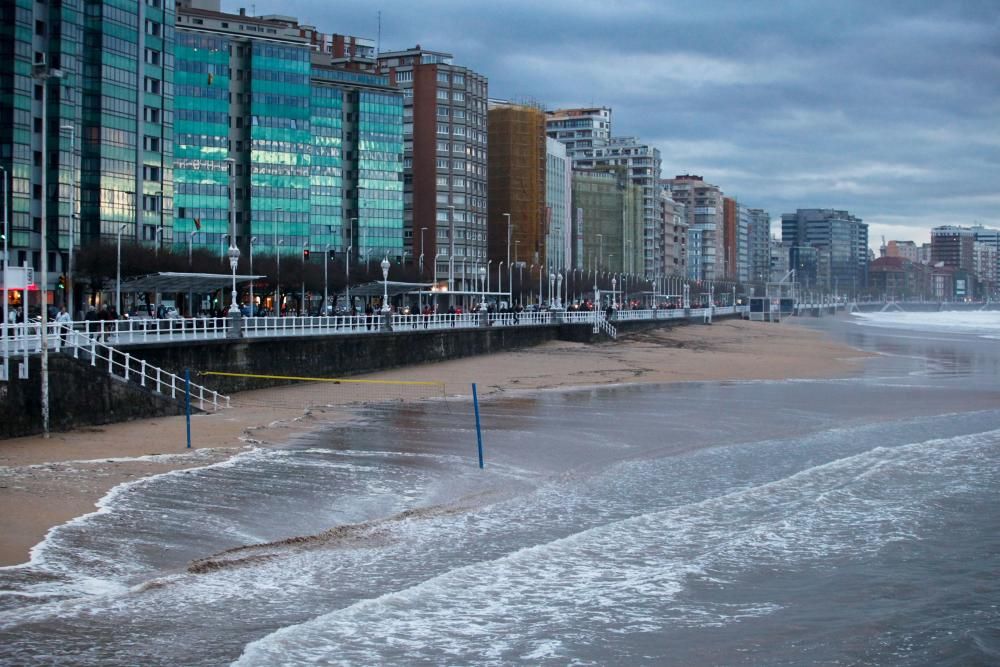 El oleaje en Gijón obliga a cerrar el Muro