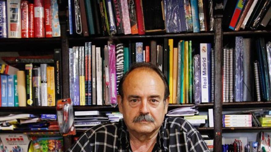 Luis González muestra en su librería los libros más vendidos del año.
