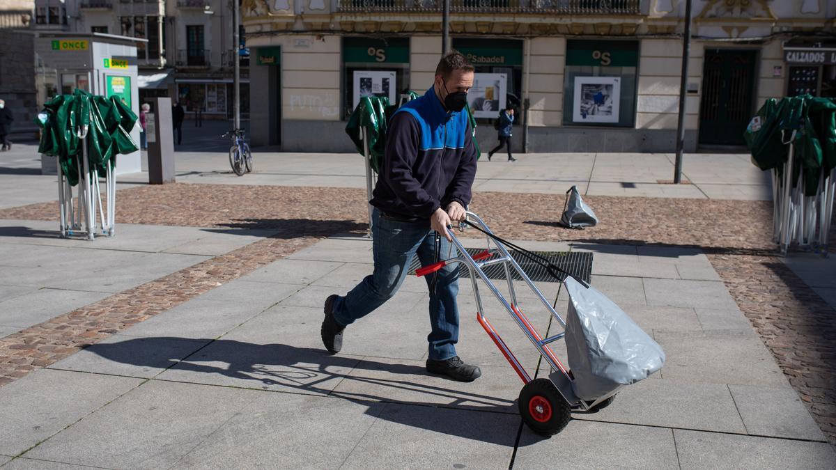 El Mercado Ecológico de la plaza de la Constitución, suspendido por el temporal de viento.