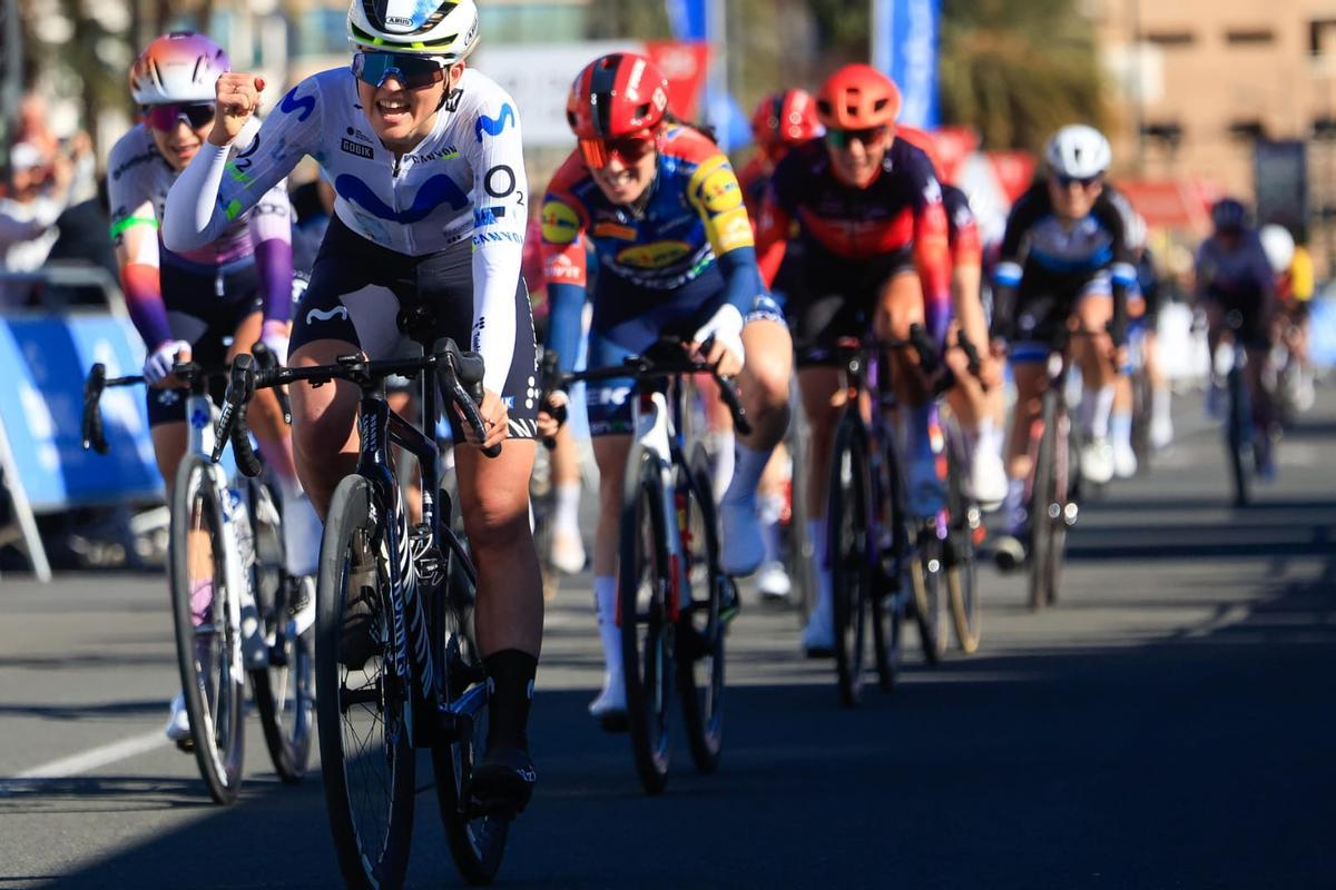 Liane Lippert por delante del pelotón