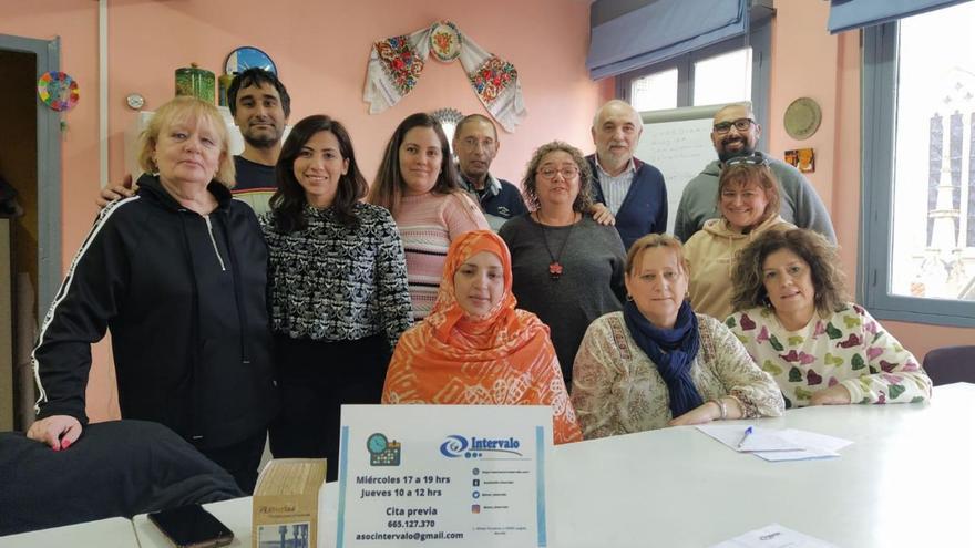 De pie, por la izquierda, Cuqui Fernández, Iván Fernández, Nydia Martínez, Tamara Rondón, Benjamín Braga, Eva Fernández, Luis Fernández, Agnieszka Semeniuk y Fraín Reyes. Sentadas, Azuna Gaoz, Maite Blanco y Tere Fernández. | M. Á. G.