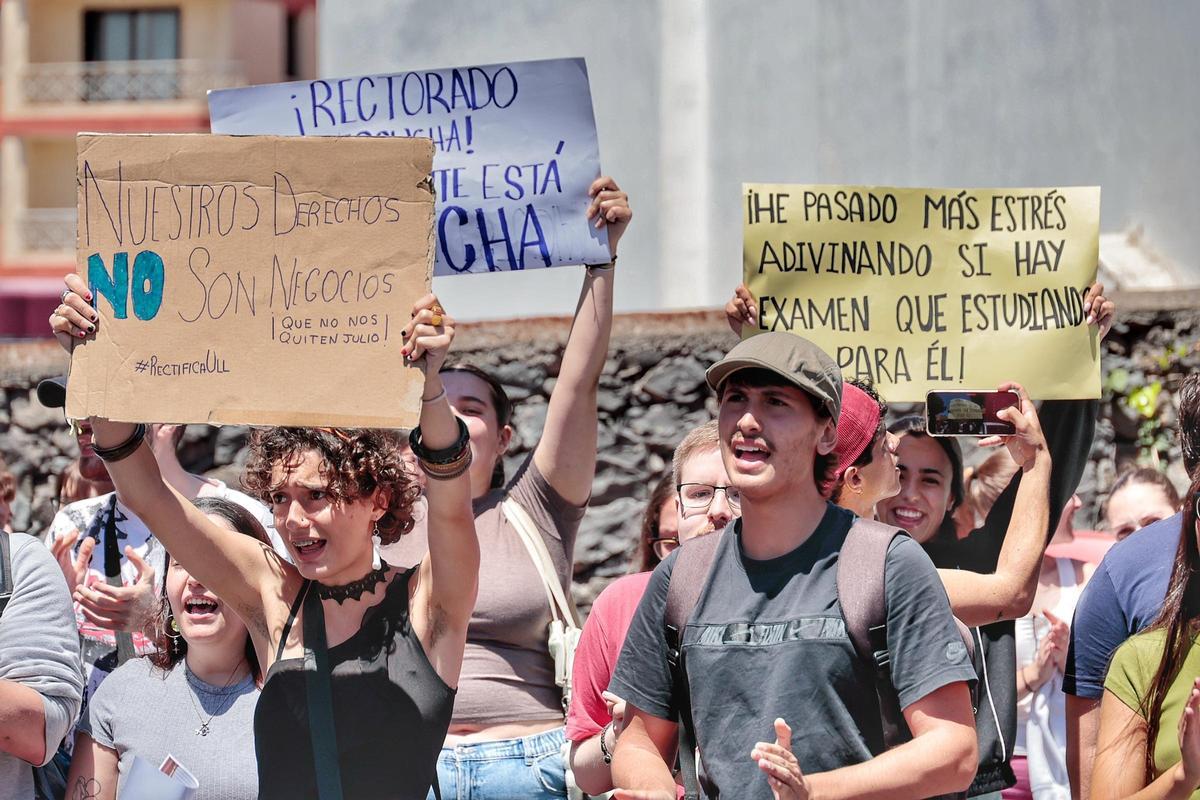 Concentración de alumnos de la ULL por la posible pérdida de una convocatoria de exámenes