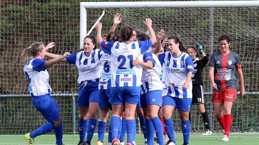 Las jugadoras del Sárdoma festejan un gol, en As Relfas. // Marta G. Brea